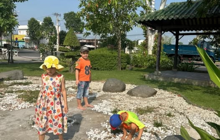 Trẻ ăn vạ, lăn ra đất: hiểu để yêu thương đúng cách